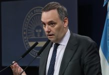 Manuel Adorni oficializó el aumento para jubilados